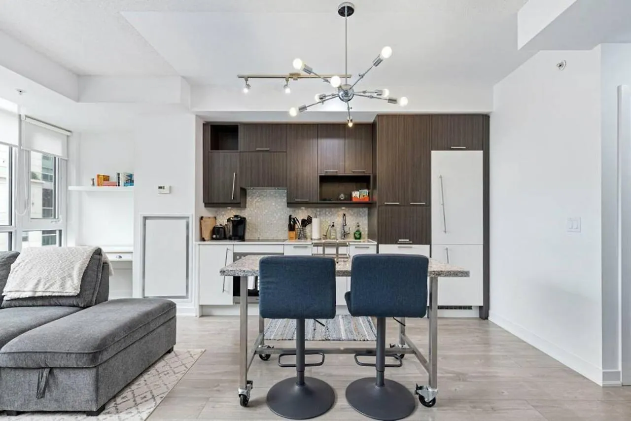 Comfy 2 Bedroom 2 Ba Ent District Work From Home Toronto