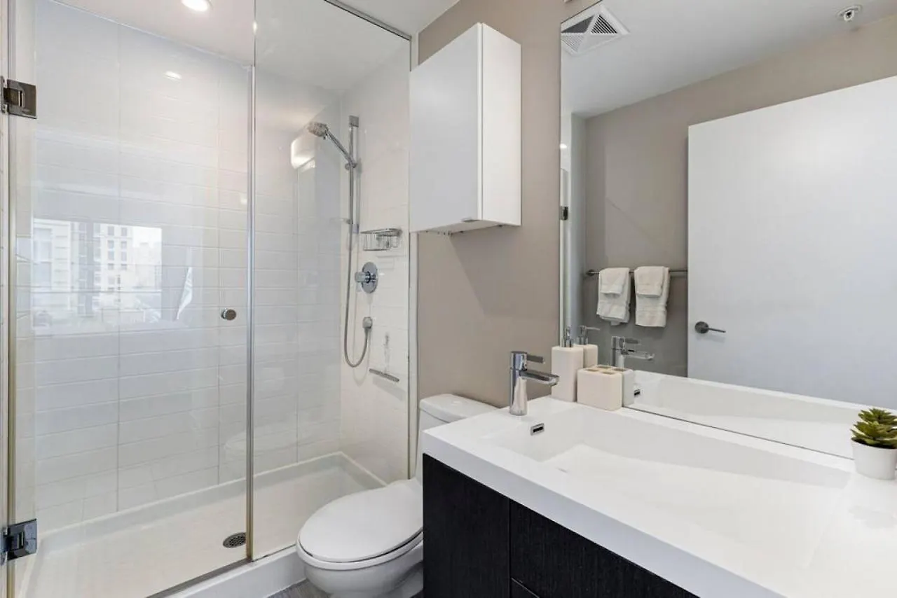 Comfy 2 Bedroom 2 Ba Ent District Work From Home Toronto